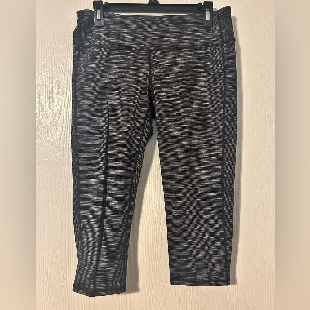 ATHLETA Energy Chaturanga Capri Leggings (722061) Space Dye Black, Gray - Large